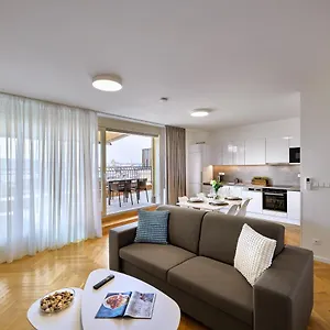 Downtown Rubesova Apartahotel